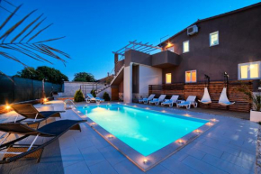 Stylish & luxury villa with heated pool